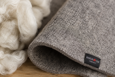 grauer Wollfilz mit Haflinger Label