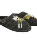 Stay cozy in this graphite-colored wool slipper featuring a charming embroidered cat on the side. Comfortable warmth for everyday indoor wear.